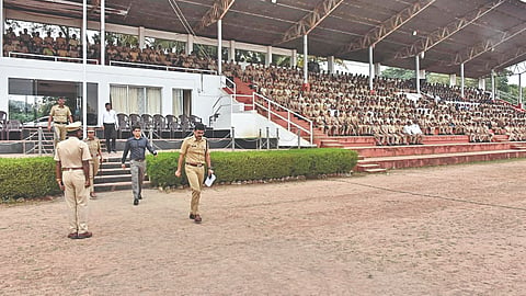 कोल्हापूर : पोलिस ग्राउंडवर कर्मचाऱ्यांना बंदोबस्ताचे वाटप आणि सूचना करताना पोलिस अधीक्षक नीलोत्पल. 