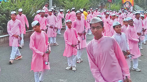 Solapur Ganesh Visarjan: उत्सुकता गणेश विसर्जन मिरवणुकीची