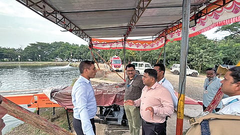 कोल्हापूर : आयुक्त डॉ. राजेंद्र भारूड यांनी इराणी खण येथे पाहणी करून अतिरिक्त आयुक्त रविकांत आडसूळ, शहर अभियंता रमेश मस्कर यांना सूचना दिल्या.                                                    