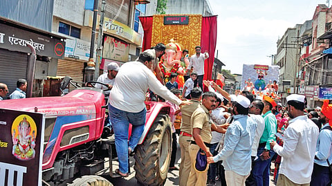 कोल्हापूर : पोलिस २४ तास विसर्जन मिरवणुकीच्या बंदोबस्तासाठी तैनात होते.	