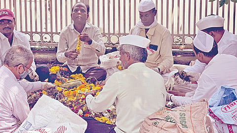 Solapur Ganesh Visarjan : विसर्जनावेळी जमा झाले २३ टन निर्माल्य!