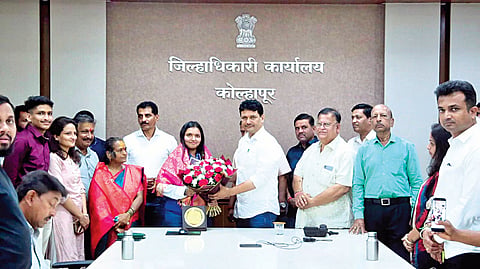 कोल्‍हापूर : आशियाई क्रीडा स्‍पर्धेतील यशाबद्दल सोनम मस्‍कर यांचा सत्कार करताना पालकमंत्री प्रकाश आबिटकर. यावेळी बाळ पाटणकर, सुहास पाटील, सुमन मस्‍कर, उत्तम मस्‍कर, राधिका बराले,  अब्‍दुलहमीद मिरशिकारी, रोहित हावलदार आदी. 	