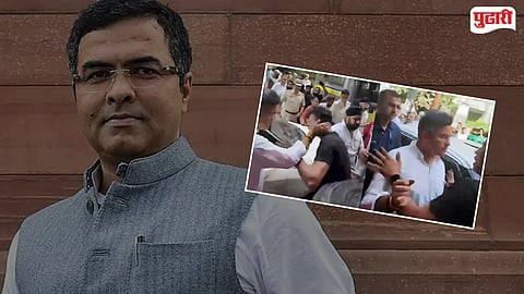 दिल्लीतील तिलक नगर विधानसभा मतदारसंघात रस्त्याच्या पाहणीदरम्यान दिल्लीचे मंत्री परवेश वर्मा यांनी एका तरुणाच्या कानशिलात लगावली