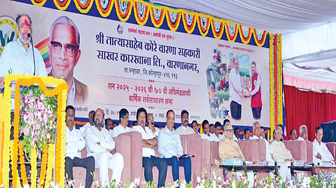वारणानगर : तात्यासाहेब कोरे वारणा सहकारी साखर कारखान्याच्या ७० व्या वार्षिक सभेत बोलताना अध्यक्ष आमदार डॉ. विनय कोरे. शेजारी प्रतापराव पाटील, एच. आर. जाधव, शहाजी पाटील, श्रीनिवास डोईजड, सुभाष पाटील, शहाजी भगत, एन. एच. पाटील, डॉ प्रताप पाटील आदी.