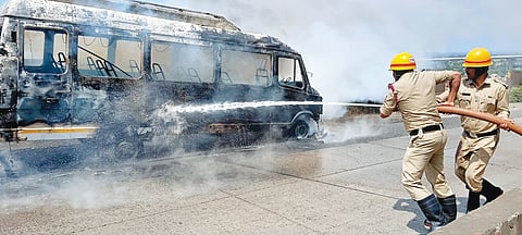 Nipani Bus Fire : शॉर्टसर्किटमुळे मिनीबसला आग