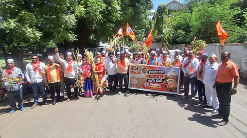 Dhule News : राज्य सरकारने दुष्काळाचा फसवा अध्यादेश काढला! उबाठा शिवसेनेचे धुळ्यात आंदोलन