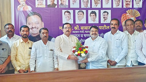 कोल्‍हापूर : गोकुळ निवडणुकीत मंत्री हसन मुश्रीफ यांना पाठिंबा दिल्‍यानंतर जिल्‍हाध्‍यक्ष बाबासाहेब पाटील-आसुर्लेकर यांनी ए. वाय. पाटील यांचे स्‍वागत केले. 