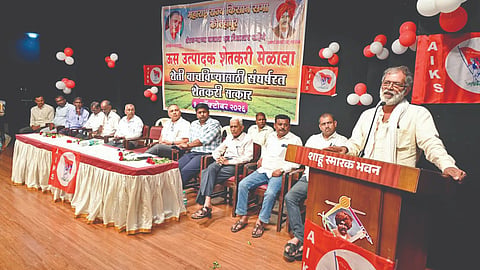 कोल्‍हापूर : अखिल भारतीय किसान सभेतर्फे आयोजित शेतकरी मेळाव्‍यात बोलताना राजन क्षीरसागर. सोबत गिरीश फोंडे, दिलीप पवार, कॅप्‍टन उत्तम पाटील आदी. 