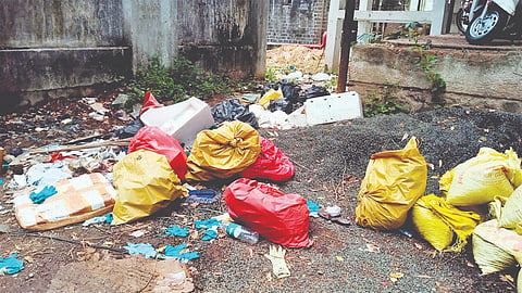 Satara Civil Hospital : आरोग्य मंदिराभोवतीच घाणीचे साम्राज्य