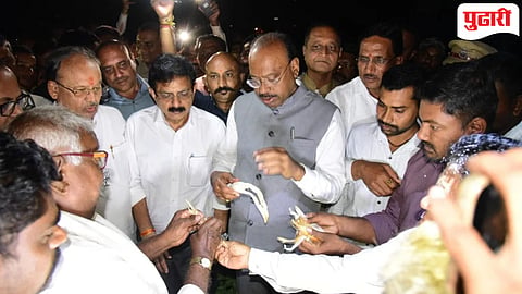 Buldhana News | महसूलमंत्री बावनकुळे यांची अंधाऱ्या रात्री मोबाईलच्या प्रकाशात दुष्काळी शेतशिवाराची पाहणी!