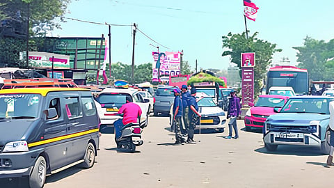 त्र्यंबकेश्वर : येथील मुख्य रस्त्यांवर झालेला वाहतुकीचा खोळंबा