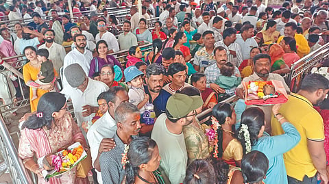 कोल्हापूर : अंबाबाई दर्शनासाठी रविवारी झालेली भाविकांची गर्दी.							     