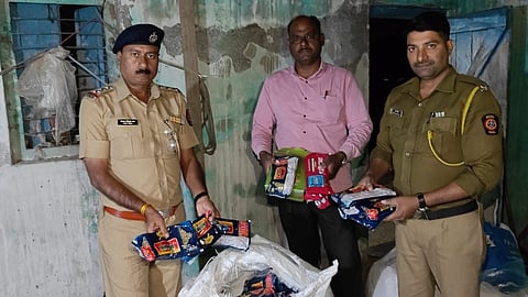  देवळा / तालुक्यातील पिंपळगाव वा येथे अवैद्य गुटखा जप्त करतांना पोलीस निरीक्षक कैलास वाघ समवेत पोलीस चंद्रकांत पवार आदी