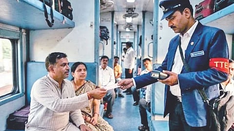 Railway News : आता १५ मिनिटे आधीही तिकीट होईल कन्फर्म