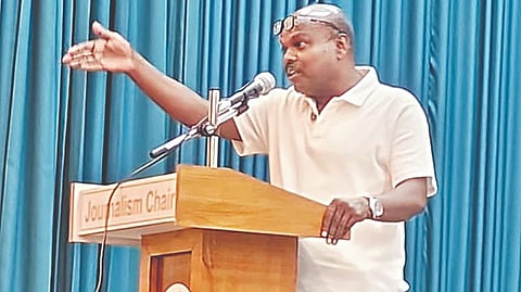 कोल्हापूर :  कार्यशाळेच्या समारोपप्रसंगी बोलताना अभिनेते  डॉ. मिलिंद शिंदे.
