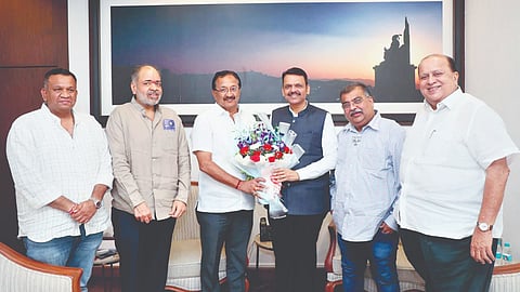 मुंबई : पुणे पदवीधर मतदारसंघातील उमेदवारी अर्ज दाखल केलेले प्रताप ऊर्फ भैया माने यांनी उमेदवारी अर्ज माघार घेण्यापूर्वी मुख्यमंत्री देवेंद्र फडणवीस यांची भेट घेतली. यावेळी राज्याचे वैद्यकीय शिक्षण मंत्री हसन मुश्रीफ, भारतीय जनता पक्षाचे प्रदेशाध्यक्ष रवींद्र चव्हाण, आ. डॉ. विनय कोरे व जनसुराज्य पक्षाचे समित कदम.
