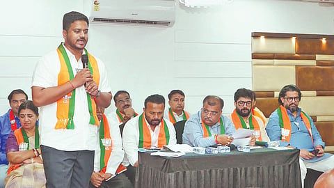 सातारा : येथे आयोजित बैठकीत बोलताना कौस्तुभ गावडे. व्यासपीठावर भाजपचे प्रदेशाध्यक्ष रवींद्र चव्हाण, केंद्रीय राज्यमंत्री मुरलीधर मोहोळ, मंत्री चंद्रकांत पाटील, मंत्री जयकुमार गोरे, मंत्री शिवेंद्रराजे भोसले आदी.  