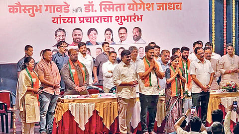पुणे : पुणे पदवीधर आणि शिक्षक मतदारसंघातील महायुतीचे उमेदवार डॉ. स्‍मिता योगेश जाधव आणि कौस्‍तुभ गावडे यांच्या प्रचाराचा शुभारंभ भाजपचे प्रदेशाध्‍यक्ष रवींद्र चव्‍हाण, केंद्रीय राज्‍यमंत्री मुरलीधर मोहोळ, मंत्री चंद्रकांत पाटील, समीत कदम यांच्‍या उपस्‍थितीत झाला. यावेळी शरद लाड आणि प्रताप ऊर्फ भैया माने हेही व्‍यासपीठावर उपस्‍थित होते. 
