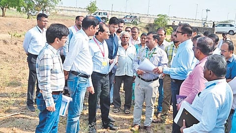 Solapur Drought : कोरडी विहीर, वाळलेला ऊस, करपलेल्‍या तुरीची पाहणी 