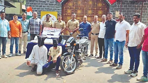 Satara Theft :  दुचाकी चोरली मग ज्वेलर्स दुकान फोडले