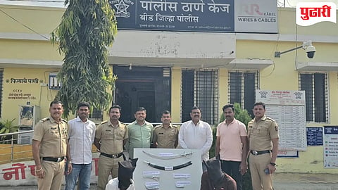 Beed Crime | तलवारीने केक कापणे महागात पडले : दोघांना ताब्यात घेत गुन्हा दाखल, केज पोलिसांची कारवाई!