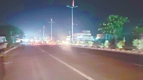 Solapur News : श्री संत तुकाराम महाराज पालखी महामार्गावर अंधाराचे साम्राज्य