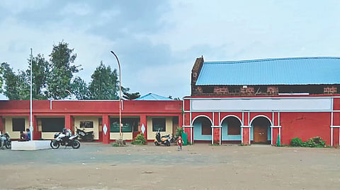 Nipani News : हायस्कूलच्या जतनासाठी सरसावले माजी विद्यार्थी!