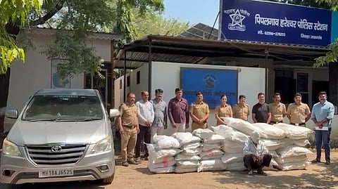 Nashik Crime | नाकाबंदी तोडून पळणाऱ्या इनोव्हाचा थरारक पाठलाग; पिंपळगाव हरेश्वर पोलिसांचा दणका!