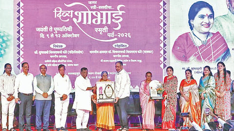 वारणानगर : ज्येष्ठ साहित्यिका डॉ. तारा भवाळकर यांना शोभाताई कोरे महिला जीवनगौरव पुरस्कार प्रदान करताना आ. डॉ. विनय कोरे व आ. अशोकराव माने तसेच वनशोभाश्री पुरस्कार शामशादबी पठाण यांना प्रदान करताना शुभलक्ष्मी कोरे. शेजारी एच. आर. जाधव, डॉ. डी. टी. शिर्के व इतर.