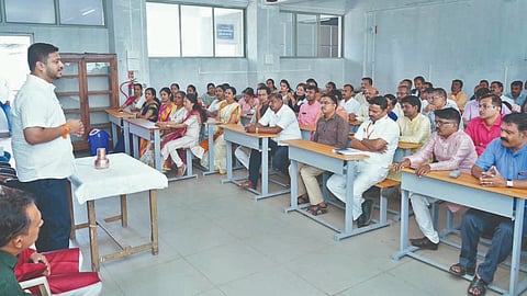 कोल्हापूर : पुणे विभाग शिक्षक मतदारसंघाच्या निवडणुकीच्या पार्श्वभूमीवर महावीर महाविद्यालयात शिक्षकांशी संवाद साधताना उमेदवार शिक्षकमित्र कौस्तुभ गावडे.	