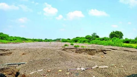 दिघंची: माणगंगा नदीचे पात्र कोरडे पडले आहे