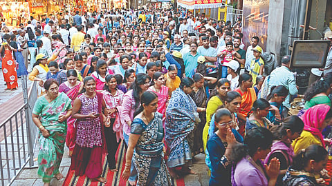कोल्हापूर : शारदीय नवरात्रौत्सवानिमित्त अंबाबाई मंदिरात बुधवारी झालेली गर्दी.
	