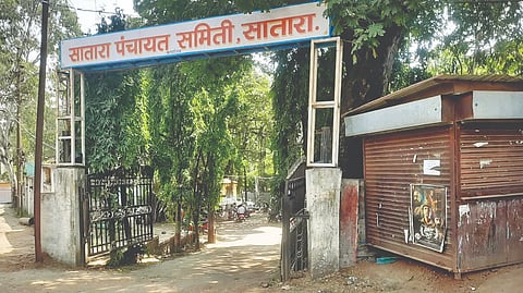 Satara News : ‘पुढारी’च्या दणक्यामुळे मातीचा ढिगारा हटवला 