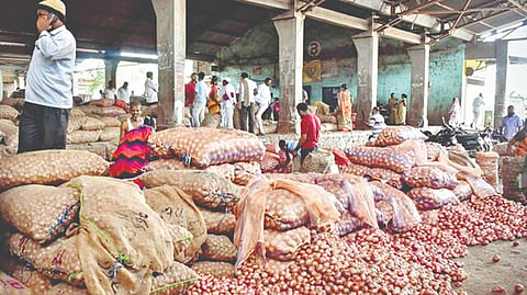 Solapur Onion Price Hike : बाजारात कांदा आवक वाढली;  क्विंटलमागे २०० रुपयांची वाढ