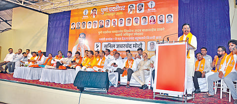 कोल्हापूर : शिवसेना ठाकरे गटाच्‍या पदवीधर मेळाव्‍यात बोलताना माजी खा. विनायक राऊत. शेजारी आ. सुनील प्रभु, नितीन बानुगडे-पाटील, अरुण दुधवडकर, सत्‍यजित पाटील-सरुडकर, सुनील मोदी, संजय पवार, विजय देवणे व इतर. 	