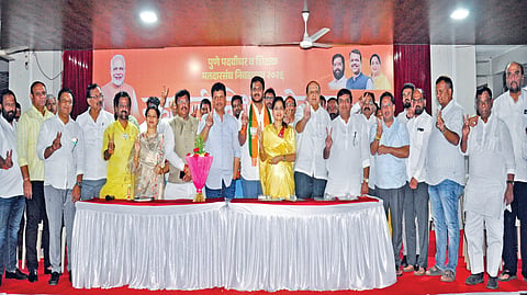 कोल्हापूर : पदवीधर व शिक्षक मतदारसंघाच्या उमेदवार डॉ. स्मिता जाधव व कौस्तुभ गावडे यांना कोल्हापूर जिल्ह्यातून मताधिक्याने निवडून देण्याचा निर्धार महायुतीच्या मेळाव्यात करण्यात आला. यावेळी पालकमंत्री प्रकाश आबिटकर, मंत्री हसन मुश्रीफ, खा. धनंजय महाडिक, आ. राजेश क्षीरसागर, आ. अमल महाडिक, आ. चंद्रदीप नरके, आ. अशोकराव माने, महापौर रुपाराणी निकम, उपमहापौर अक्षय जरग, माजी आ. सुरेश हळवणकर, माजी आ. संजय घाटगे, महेश जाधव, विजय जाधव यांच्यासह पदाधिकारी.