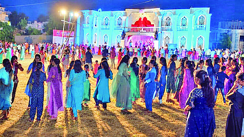 Satara Navratri celebrations : गरबा, रास दांडियासाठी जागू लागल्या रात्री