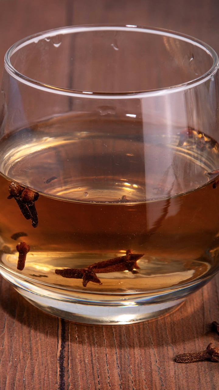 Clove Water Empty Stomach: रोज सकाळी रिकाम्या पोटी लवंगाचे पाणी पिण्यामुळे काय होते?