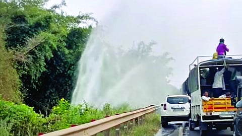 Belgaum News : जलवाहिनी फुटली; पाण्याची मोठी नासाडी