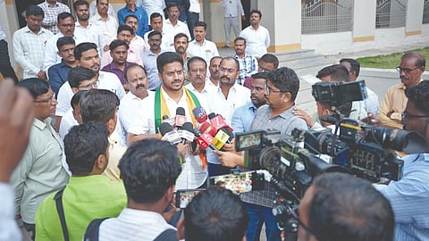 कोल्हापूर : पुणे विभाग शिक्षक मतदारसंघाचे भाजपा-महायुतीचे उमेदवार कौस्तुभ गावडे माध्यमांसमोर भूमिका मांडताना. 