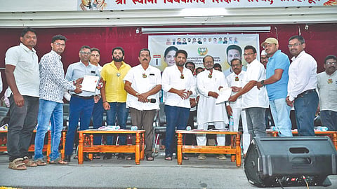 कोल्हापूर : भाजपा-महायुतीचे अधिकृत उमेदवार कौस्तुभ गावडे व पदवीधरच्या उमेदवार डॉ. स्मिता जाधव यांना पाठिंब्यांचे पत्र प्राचार्य अभयकुमार साळुंखे व माजी खा. सुजय विखे-पाटील यांच्याकडे सुपूर्द करताना मोहरे हायस्कूल व आदिवासी शिक्षक संघटनेचे पदाधिकारी. 	