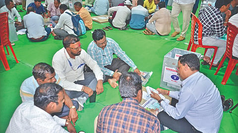 कोल्‍हापूर : रमणमळा येथील बहुउद्देशीय हॉल येथे शनिवारी निवडणूक साहित्‍याचे वितरण करण्‍यात आले.	