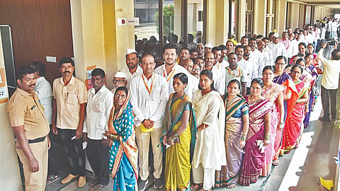 कोल्‍हापूर : गोकुळसाठी रविवारी चुरशीने मतदान झाल्‍याने सर्वच केंद्रांबाहेर मतदानासाठी ठरावधारकांच्‍या रांगा लागल्‍या होत्‍या.	 