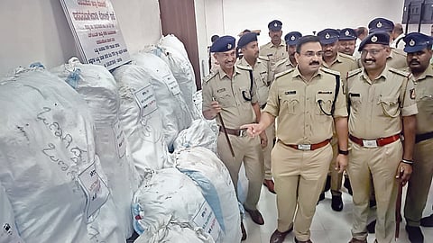 Karnataka Cannabis Seizure : विजापूर जिल्ह्यात एक कोटीचा गांजा जप्त