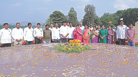 Dr. Smita Jadhav : यशवंतराव चव्हाण समाधीस्थळी डॉ. स्मिता जाधव यांचे अभिवादन