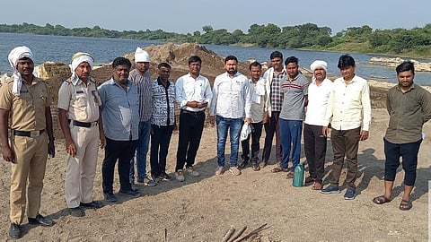 Parbhani News : गोदावरी नदीपात्रातील अवैध रेतीउपसा रोखण्यासाठी चार तराफे जाळून नष्ट