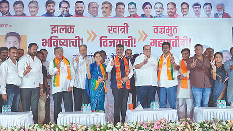 कोल्हापूर : पुणे विभाग शिक्षक व पदवीधर मतदारसंघाच्या निवडणुकीत भाजप-महायुतीचे उमेदवार कौस्तुभ गावडे व डॉ. स्मिता जाधव यांच्या विजयाचा निर्धार करताना मुख्यमंत्री देवेंद्र फडणवीस. समवेत मंत्री हसन मुश्रीफ, मंत्री चंद्रकांत पाटील, आ. विनय कोरे, महापौर रूपाराणी निकम आदी.