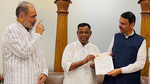 कोल्हापूर : येथे हातकणंगले तालुक्याचा दुष्काळग्रस्त यादीत समावेश करण्याची मागणी करणारे निवेदन देताना आ. डॉ. अशोकराव माने, आ. डॉ. विनय कोरे