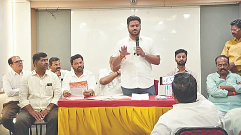 कोल्हापूर : पुणे विभाग शिक्षक मतदारसंघ निवडणुकीच्या पार्श्वभूमीवर शिक्षण संस्थांतील पदाधिकाऱ्यांशी संवाद साधताना उमेदवार शिक्षकमित्र कौस्तुभ  गावडे. समवेत पदाधिकारी. 		    