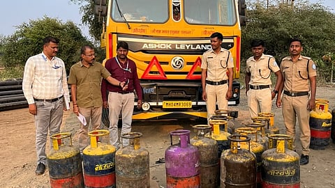 व्यावसायिक सिलिंडरमध्ये गॅस भरून विक्री करतानी पकडलेले टँकर व व्यावसायिक वापराचे गॅस सिलेंडर.(छाया, रमाकांत बन्सोड)